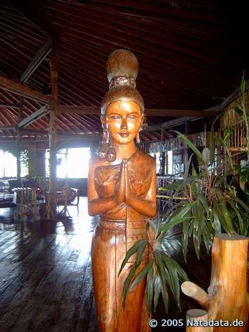 Sawasdee! - Empfangsdame im Restaurant des Hotels Panviman in Thongnaipan